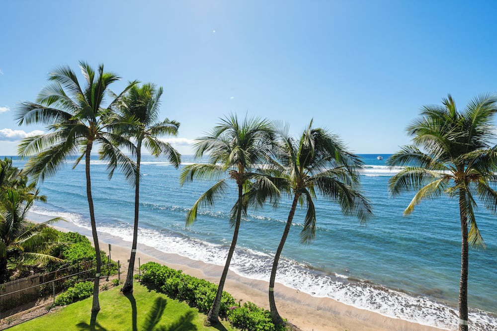 Historic Lahaina Front Street Condo | Lahaina Shores Unit #405
