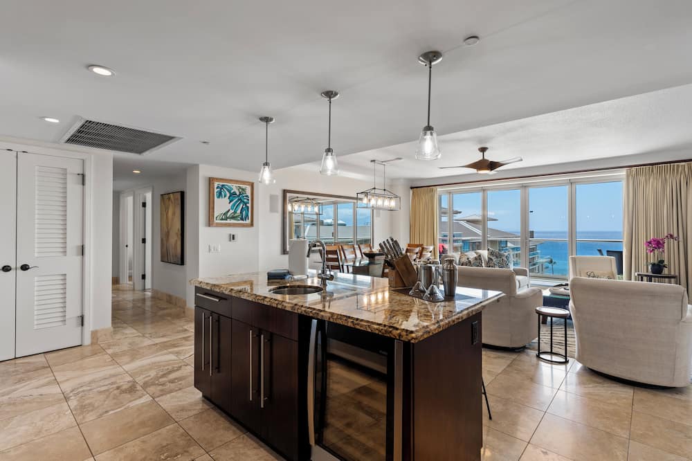 Kaanapali Condo | 3BD Oceanfront Retreat w/Lanai, Floor-to-Ceiling Views & Modern Kitchen - Honua Kai 825