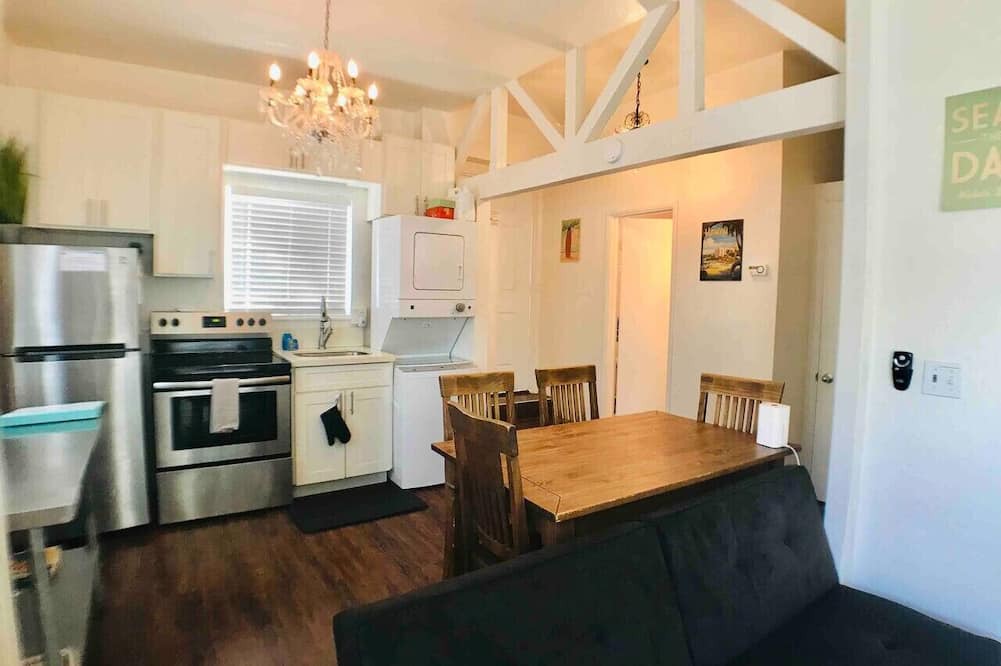 Kaimuki House | 1bd/1bath Kaimuki Hill Top Unit with a Balcony