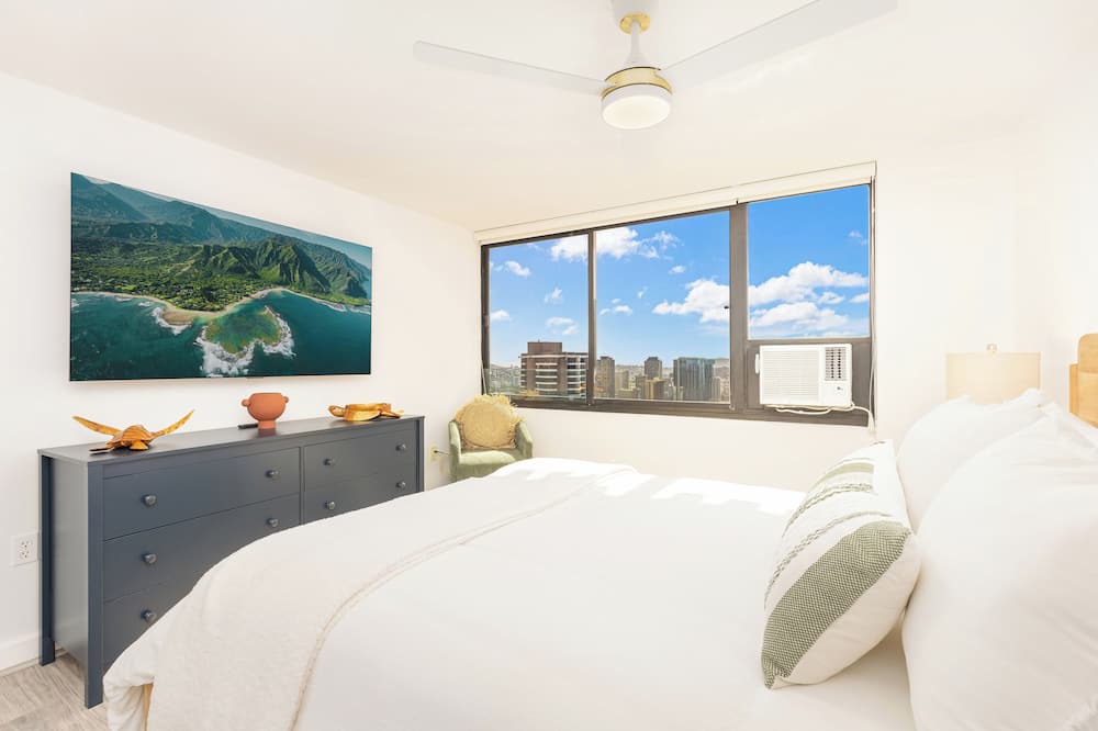 Waikiki Apartment | 2BR Ocean View Condo at The Windsor Waikiki Near the Beach