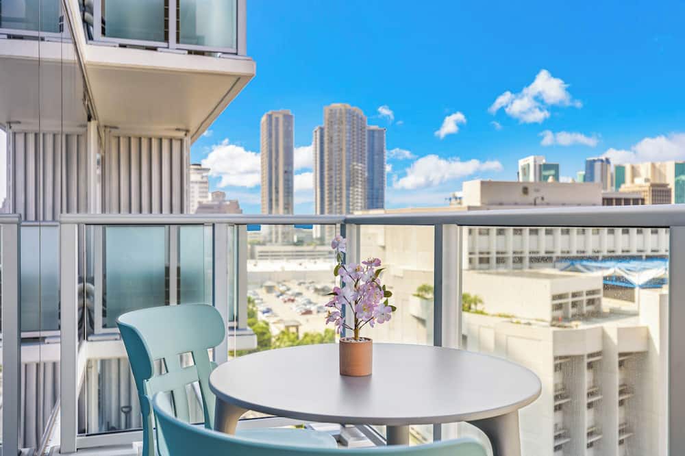 Ala Moana Condo | Chic Studio with Skyline Views at The Park on Keeaumoku