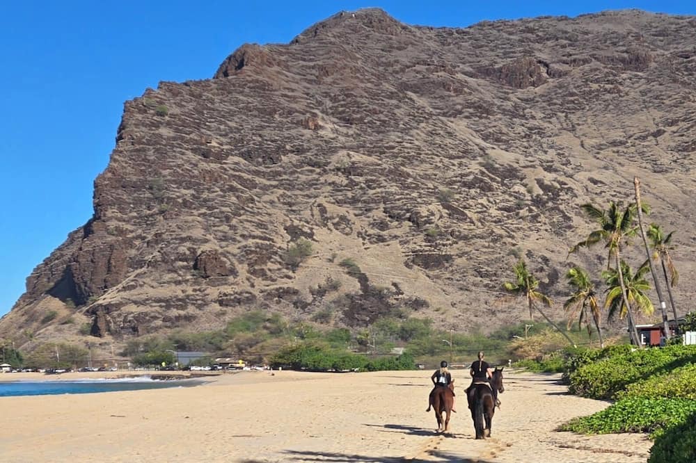 Makaha House | "SURF SHACK, SUNSETS, SURF & SERENITY" Gorgeous ocean, mountain & coast view
