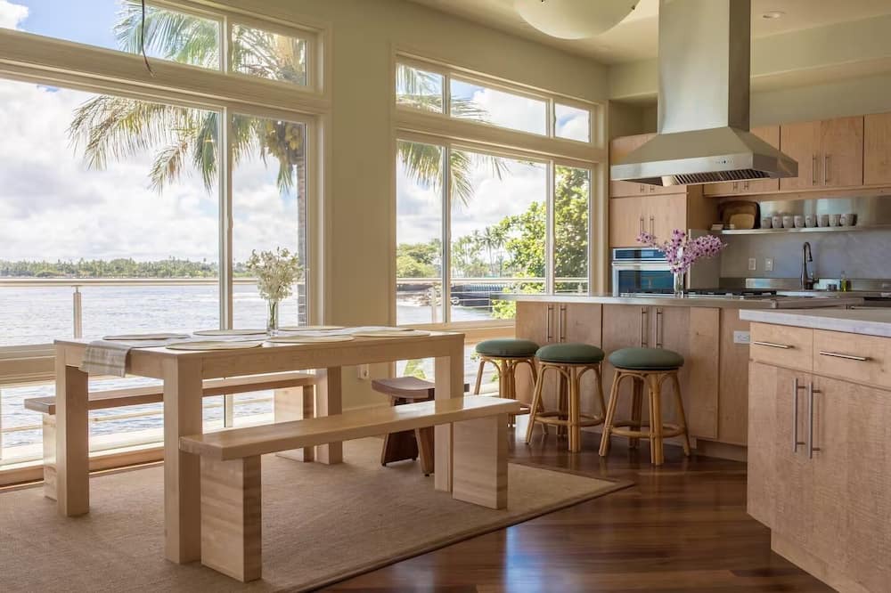 Hilo House | Oceanfront Paradise: Breathtaking 3bd/2ba with Panoramic Views of Hilo Bay