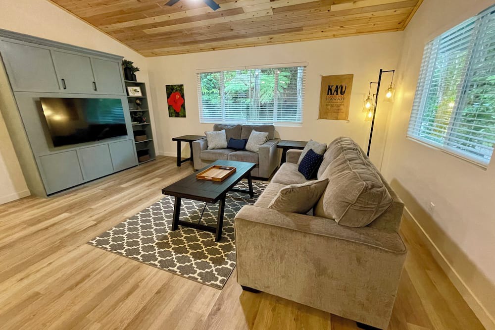 Volcano Cottage | Charming 2-bedroom cottage with a hot tub. 5 Min to Volcanoes National Park!