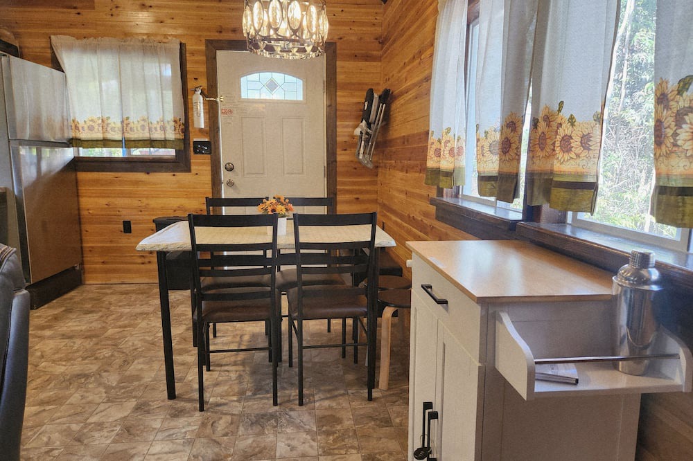 Glenwood House | Private Home near Volcano Park on Paved Road