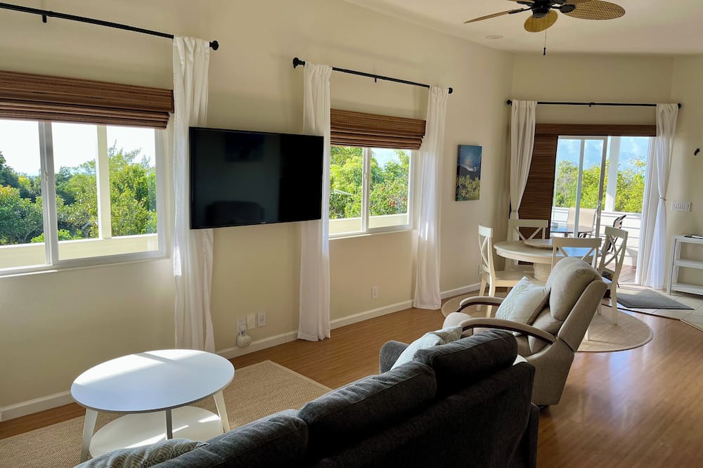 Discovery Harbour Apartment | Cool studio in Naalehu with ocean views