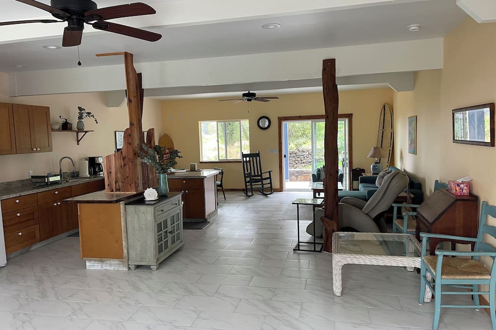 Kealakekua House | Charming 2 bedroom/bath & much more ground level in Kealakekua