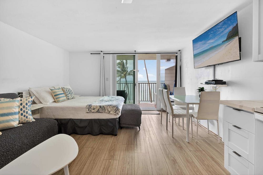 Punaluu Condo | Beachfront Condo with Lanai and View