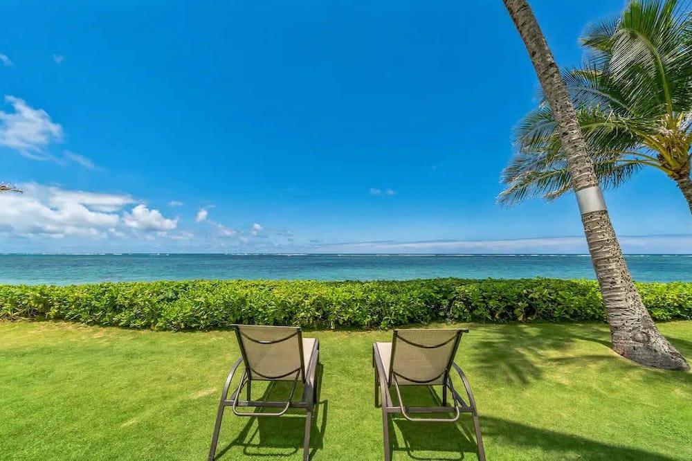 Punaluu Apartment | Beachfront Studio Steps to the Ocean & Pool