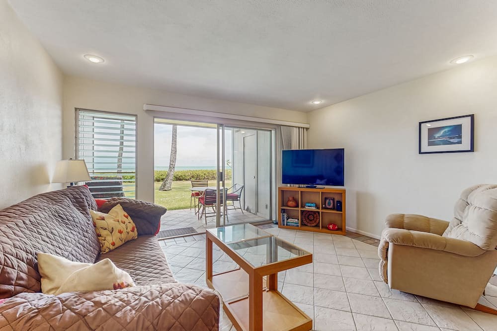 Ualapue Condo | Charming 1st floor oceanfront condo with shared pool, tennis courts & W/D