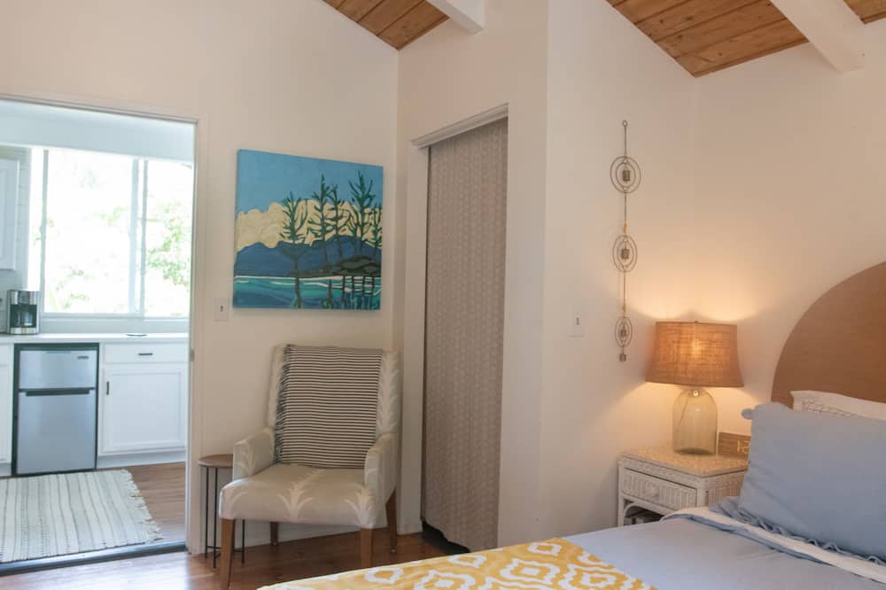 Hawi Apartment | Sun kissed 1-bedroom apartment minutes from Hawi.
