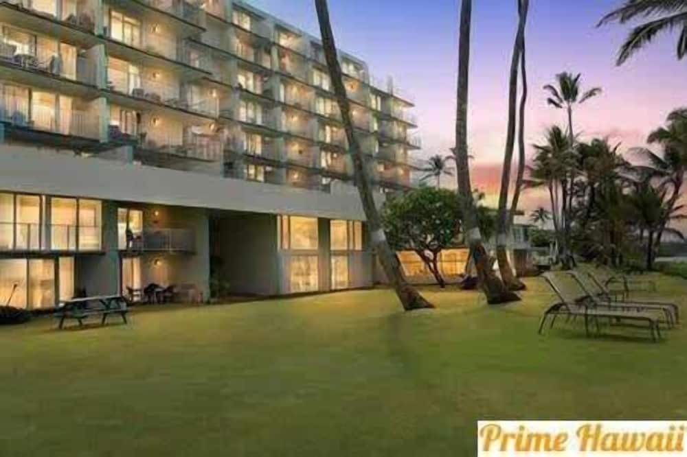 Punaluu Condo | Beachfront Condo w/Stunning Ocean Views