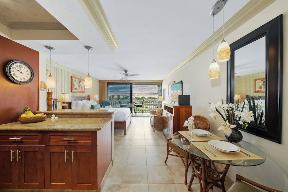 Historic Lahaina Front Street Condo | SUMMER SALE! Getaway Studio by the Beach Pool Hot Tub - Lahaina Shores 512