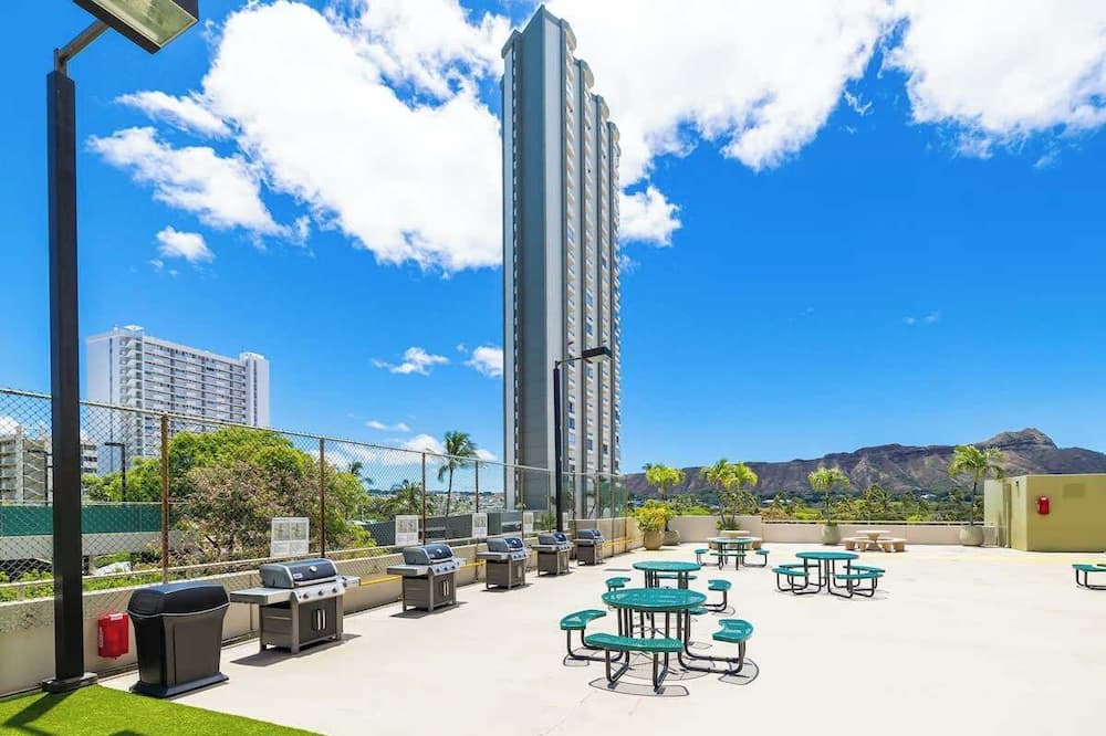 Waikiki Apartment | Waikiki Sunset 26th fl w/free parking & beach gear