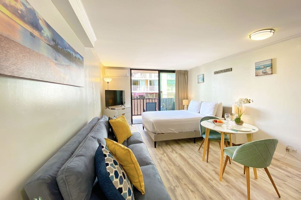 Waikiki Hotel | Studio in the HEART of Waikiki! Steps to the BEACH with Full Kitchenette