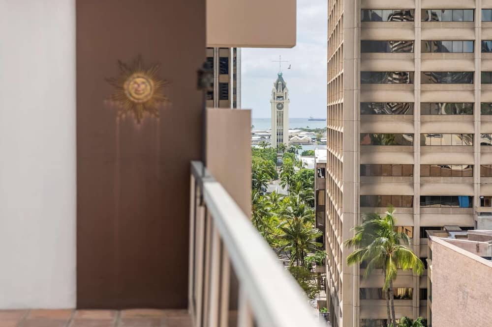 Downtown Honolulu Condo | 11th Fl Executive Centre | Parking | Pool | Patio