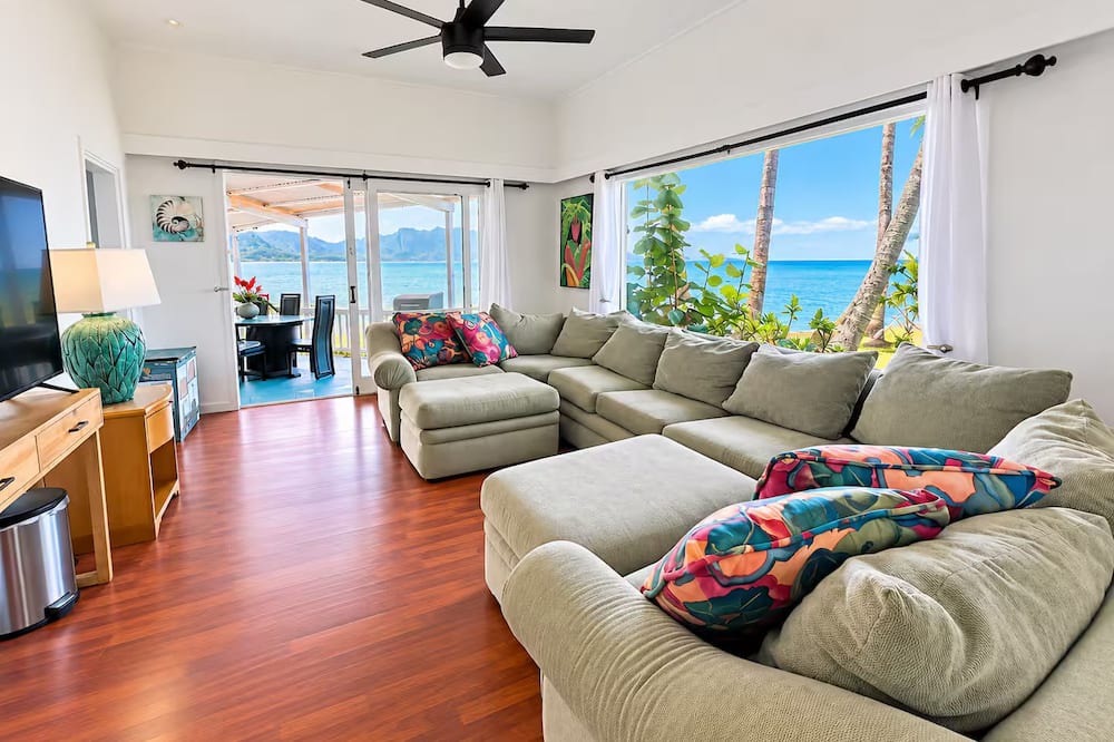 Kaneohe Apartment | Kaneohe Bay 2BR - Oceanfront Pier & Kayaks - Wi-Fi