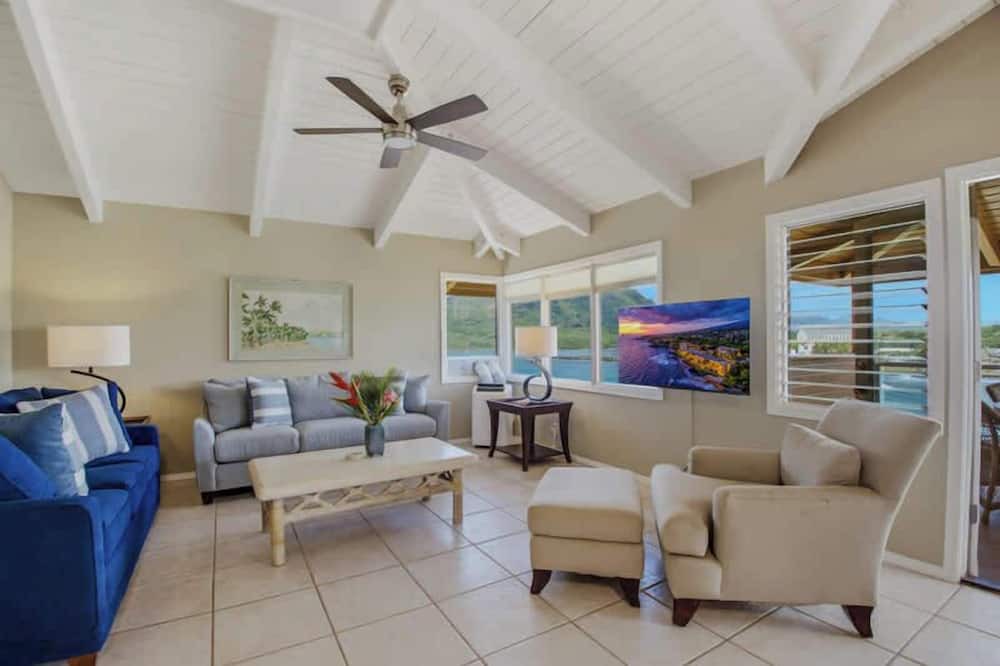 Lihue House | Stunning Kauai Cliffside Estate Over Kalapaki Bay