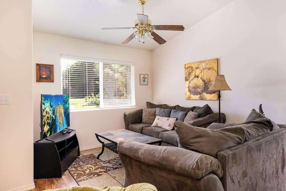 Volcano House | August Special! Tropical Volcano Escape with Lanai, Yard & Washer/Dryer