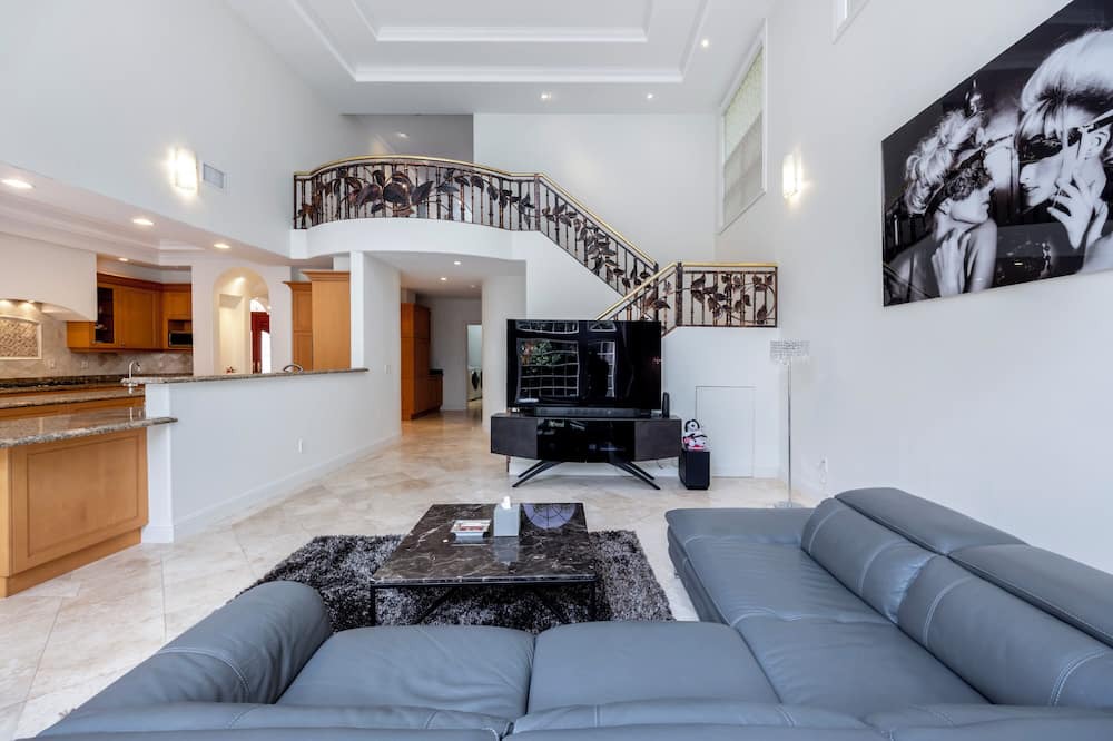 Kahala House | 4 Bedroom Beautiful Home in Kahala