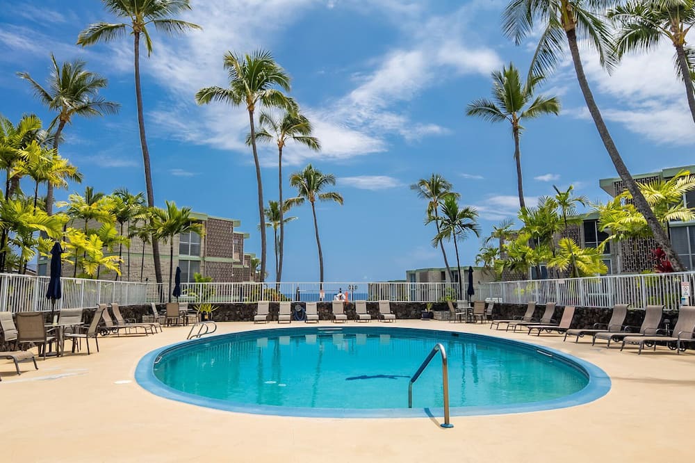 Kailua-Kona Condo | Little Kona Getaway with AC & heated oceanfront pool 1 BD 1 BA with sleeper sofa