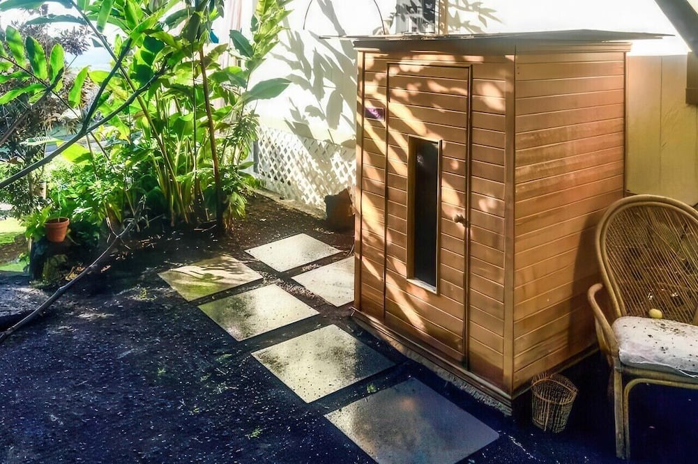 Kailua-Kona Bed & Breakfast | Hale Akala - Surf Ohana