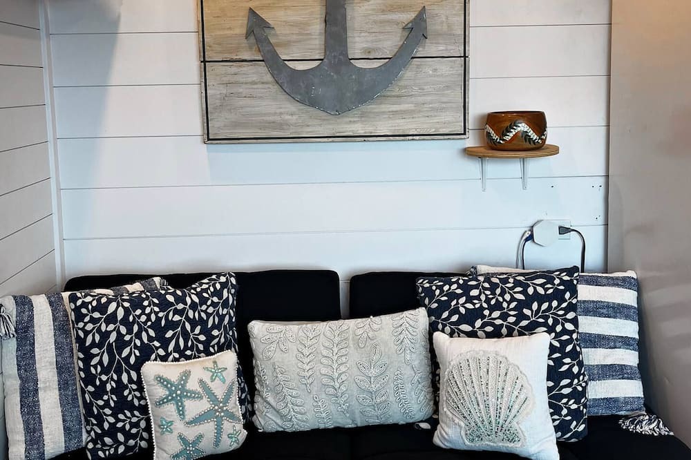 Kaneohe Apartment | Kaneohe Bay 2BR - Oceanfront Pier & Kayaks - Wi-Fi