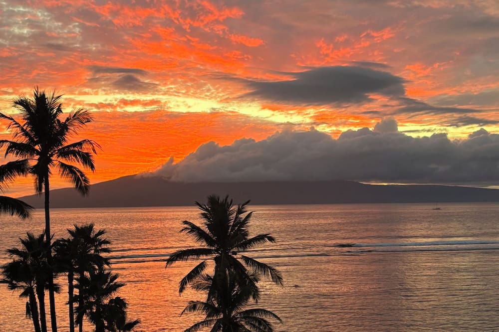 Historic Lahaina Front Street Apartment | New Lahaina Shores 5th Floor 2 Lanai's Ocean view & Mountain View Corner unit