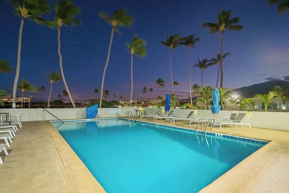 Kahului Hotel | Explore Maui from our Cozy Oceanfront Room | Pets Are Allowed