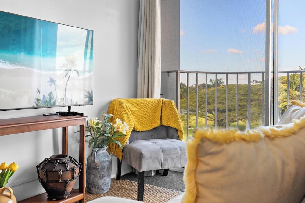 Hilo Apartment | Hilo Lagoon Studio with cool AC, Amazing Views, Wi-Fi, Pool