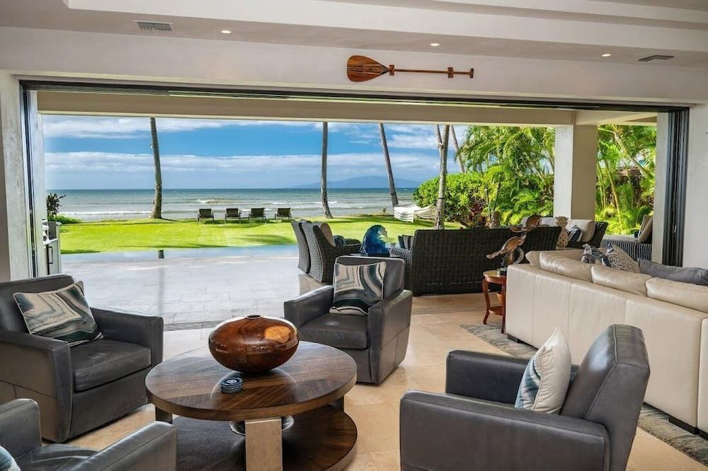 Halama Street Villa | Enjoy great ocean views & whale watching as humpback whales along the coastline.