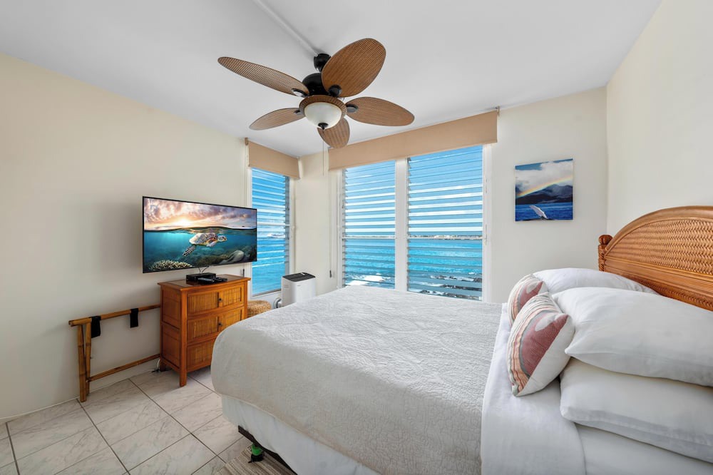 Kailua-Kona Condo | Oceanfront Kona Condo | Watch Whales & Sunsets from Your Private Lanai