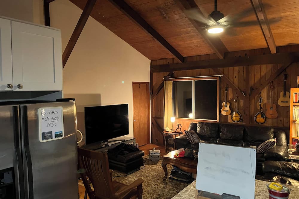 Keaau House | Comfy 2-bedroom 1-bath, in Kea'au near Hilo, WiFi and food forest