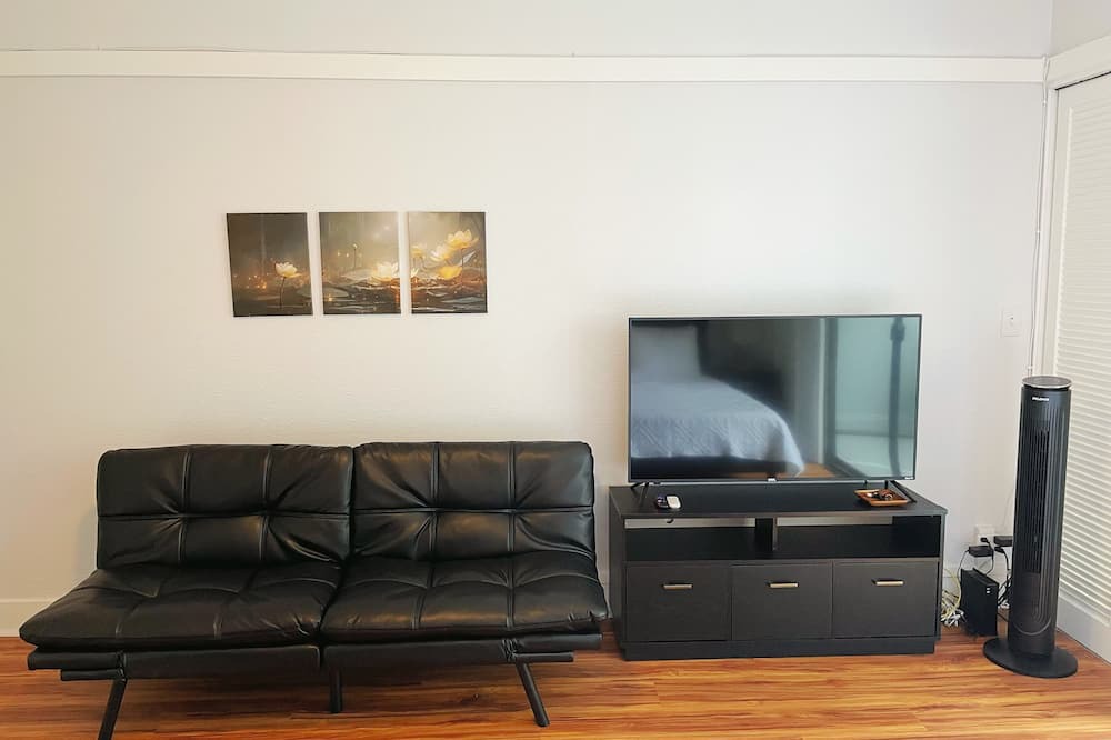 Hilo Condo | Hilo Lakefront Studio, Pool, Walk to Downtown