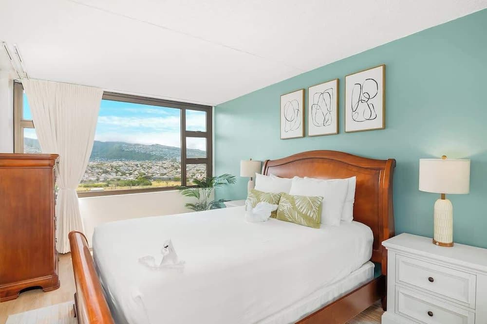 Waikiki Condo | Waikiki condo w/private lanai, views & beach gear