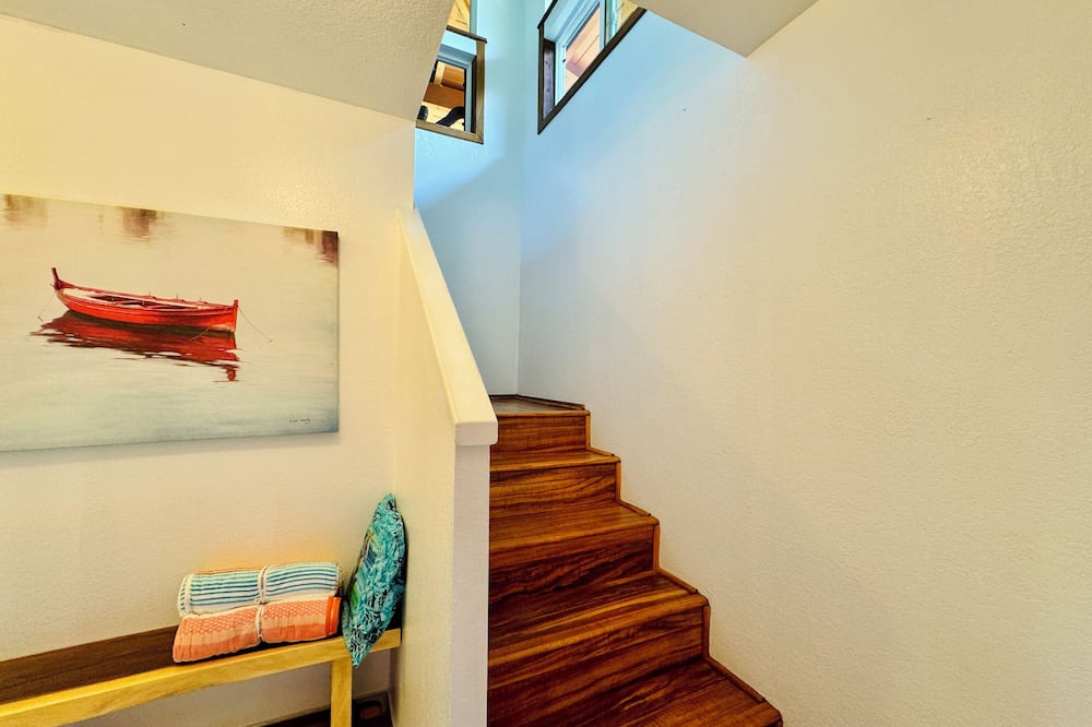 Wainiha House | North Shore Retreat Haena. Walk to beach, restaurant, bar, cafe. Dog Friendly!