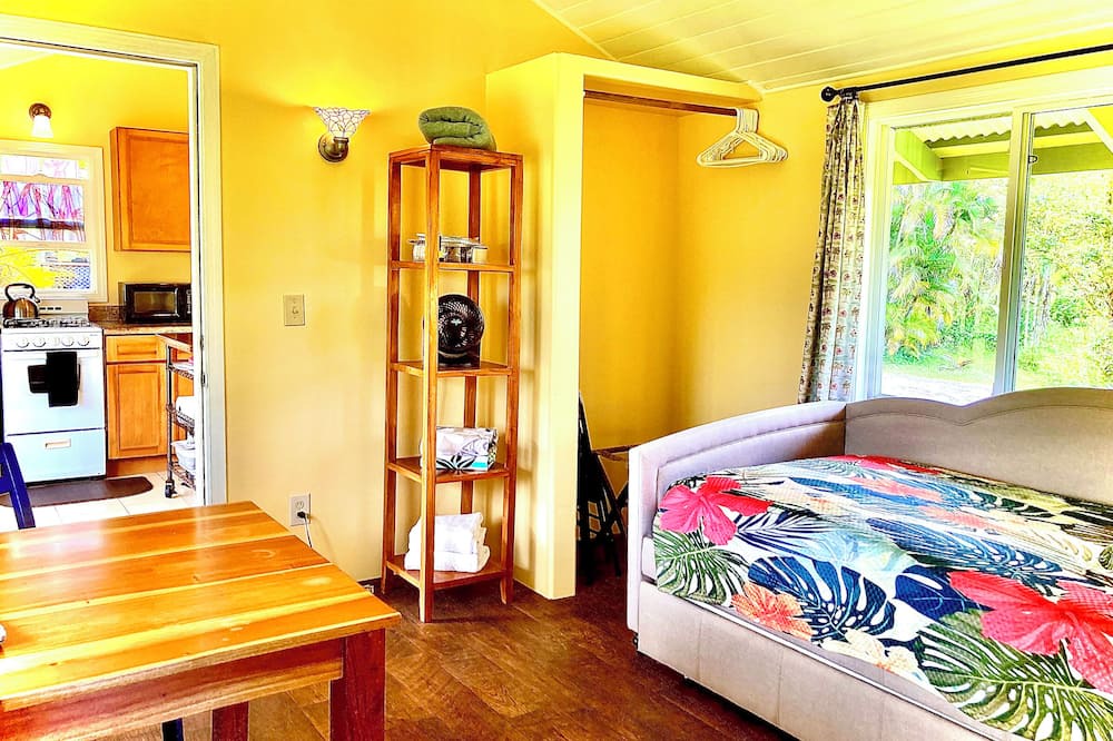 Pahoa Cottage | Puna Rainforest Hotspring Retreat -Rainbow Cottage with ocean views