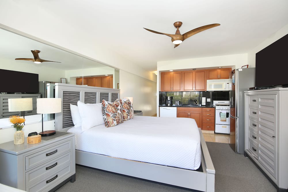 Waikiki Condo | Gorgeous Ocean & Park Views! Full Kitchen! Steps to Beach!