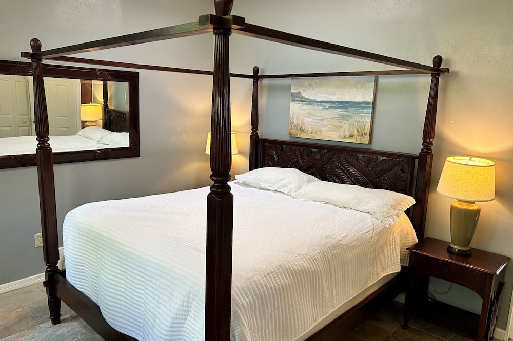 Mokuleia House | Beachfront Oasis on the North Shore of Oahu - Sleeps 6-8