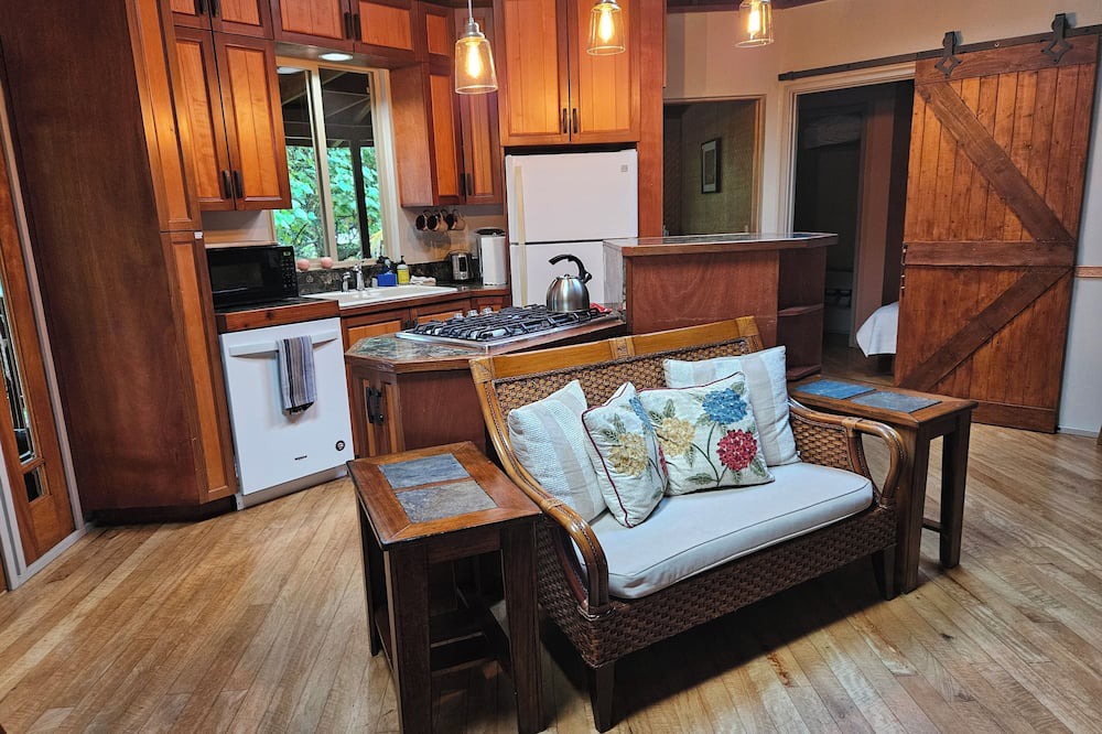 Keaau House | Octagonal Rainforest Oasis Near Hilo & Volcano – 2BD/2BA