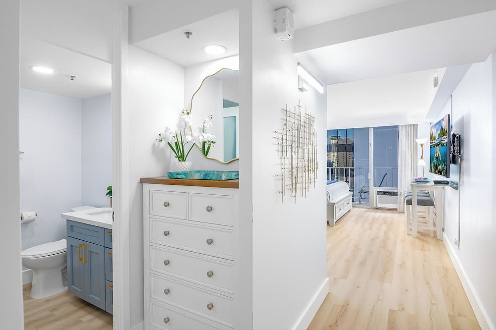Waikiki Condo | Deluxe Studio*King Size Bed*Free Parking and Wifi
