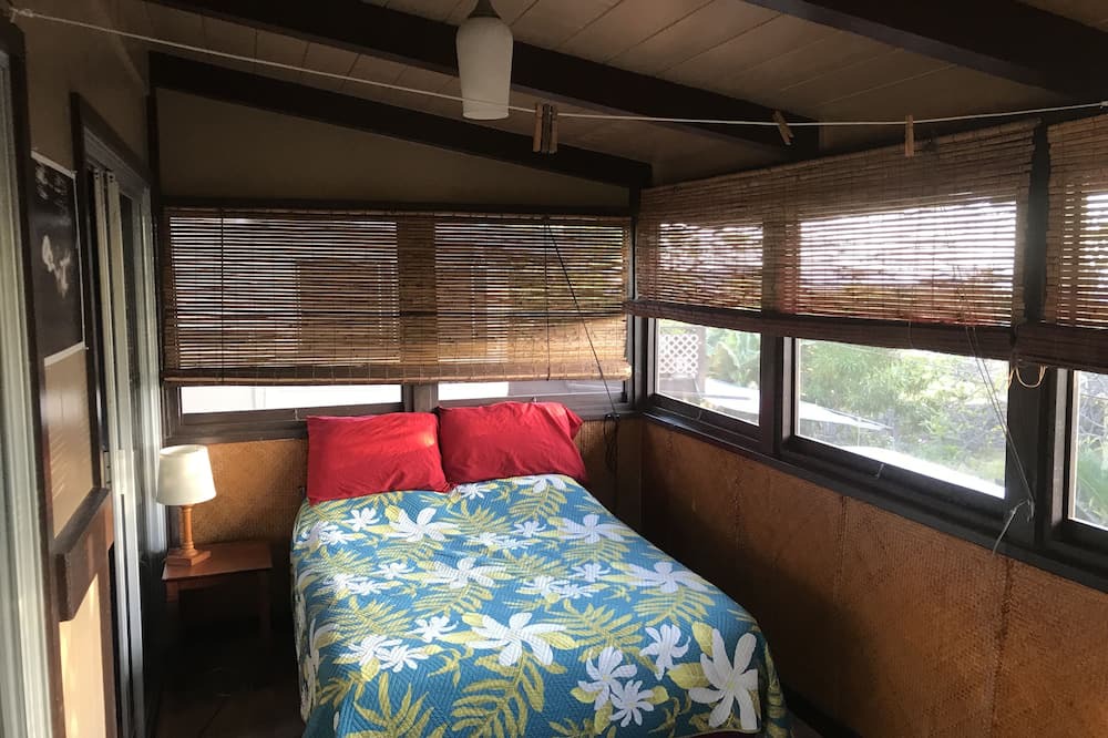 Historic Kailua Village Apartment | The Flying Honu is located in the heart of Kona Town