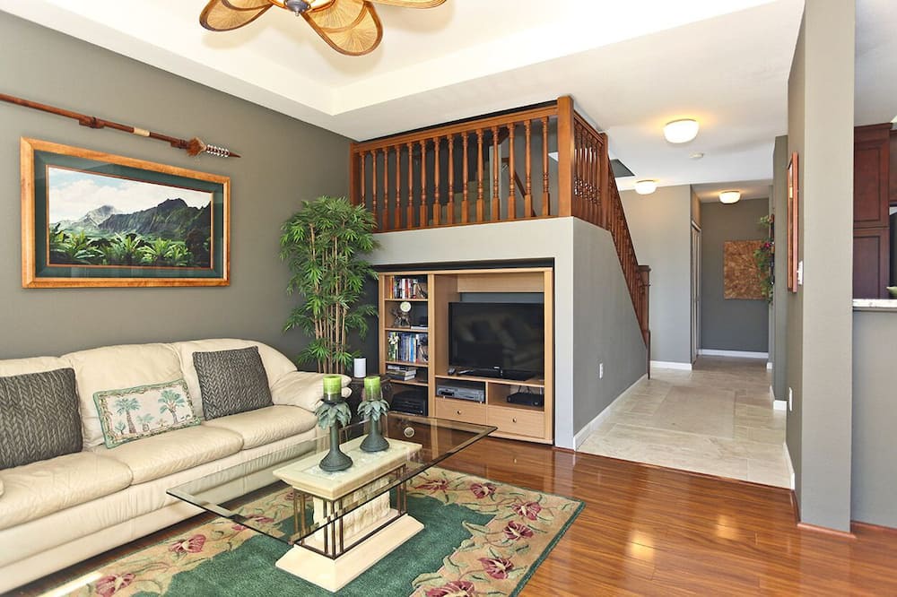 Kapolei Condo | Fairways at Ko Olina 22H: Golf Course Elegance, Lush Backyard
