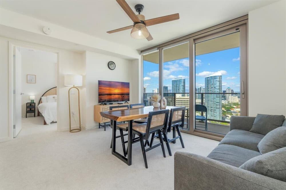 Ala Moana Condo | Sky Ala Moana 2908: 2 BR, 2 BA Condominium in Honolulu, Sleeps 4