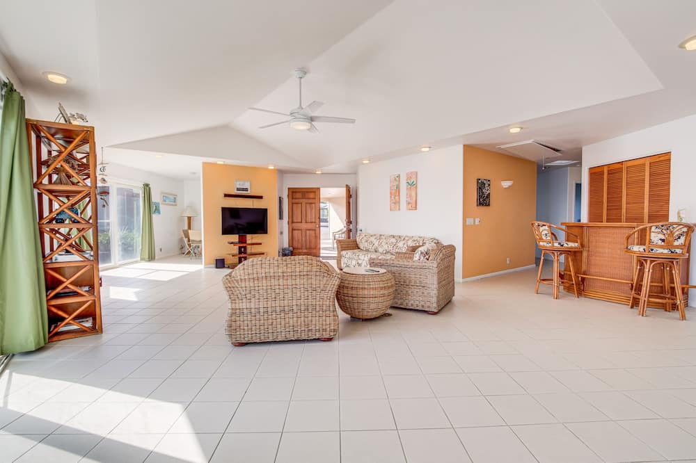 Keaau House | Oceanfront Keaau Gem: Ocean & Sunrise Views, Pool