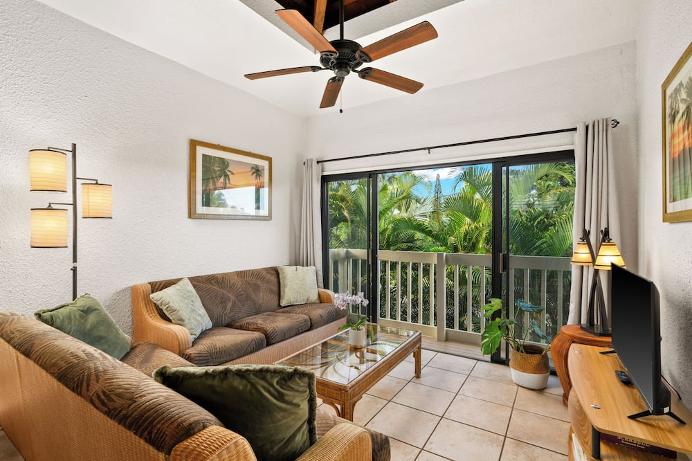 Princeville Condo | Spacious clean studio, walk to beach, shopping/dining, great couple's getaway