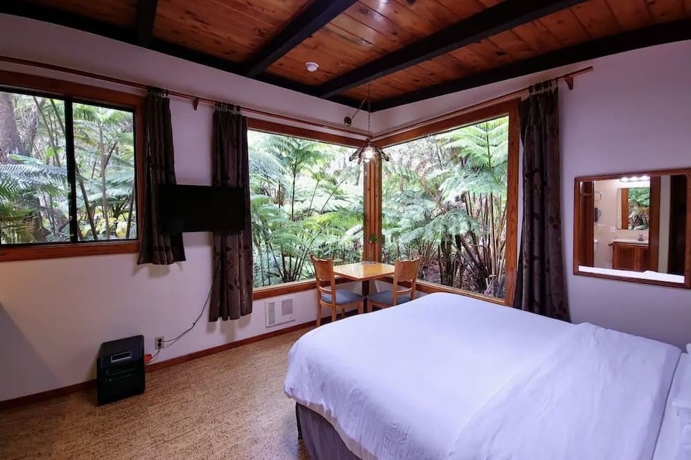 Volcano Cabin | Tropical 1-bedroom cabin. Five minute drive to Hawaii Volcanoes National Park.