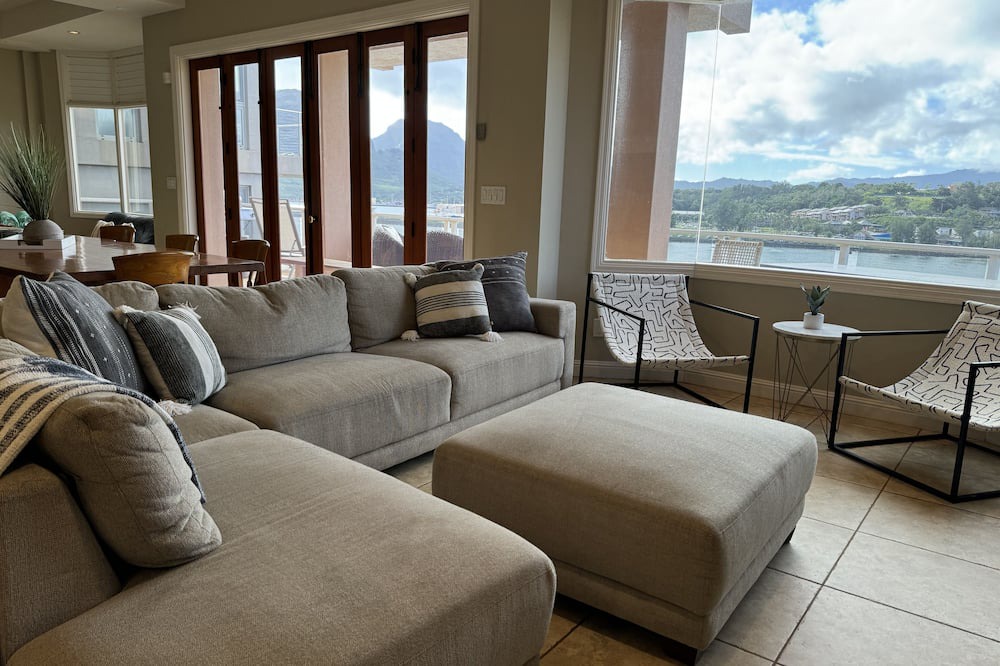 Lihue House | AMAZING VIEWS-Kalapaki Cliffside Penthouse-Perched above, elevator to the sand!