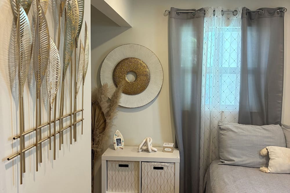 Waianae House | Beach House,2 minutes walking to the beach and Restaurant The Beach House by 604