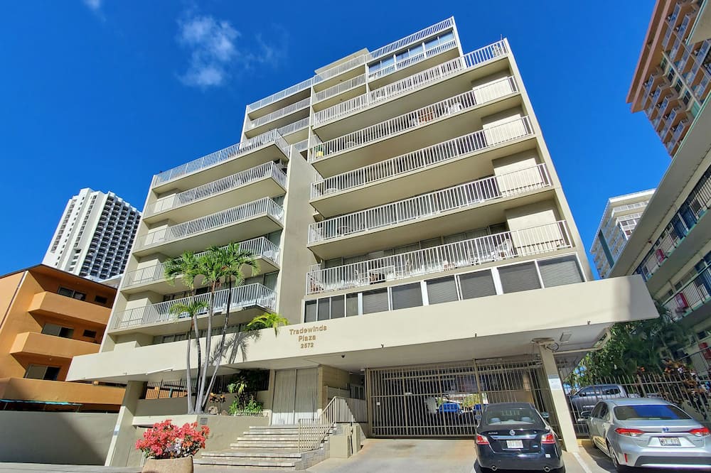 Waikiki Apartment | Spacious Studio Apt. with WiFi and A/C - Super close to Beach & Zoo